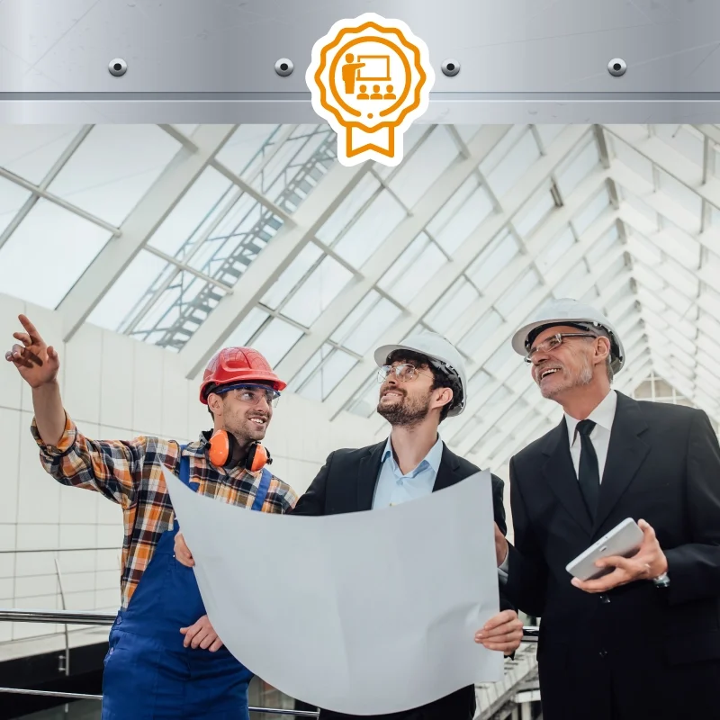 Personas construyendo con nuestros servicios